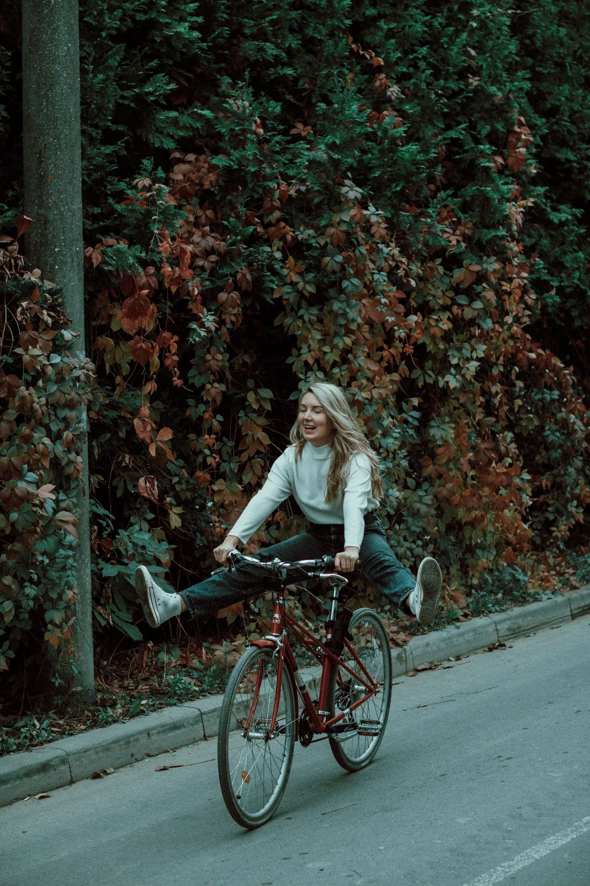 chica montando en bicicleta por Madrid